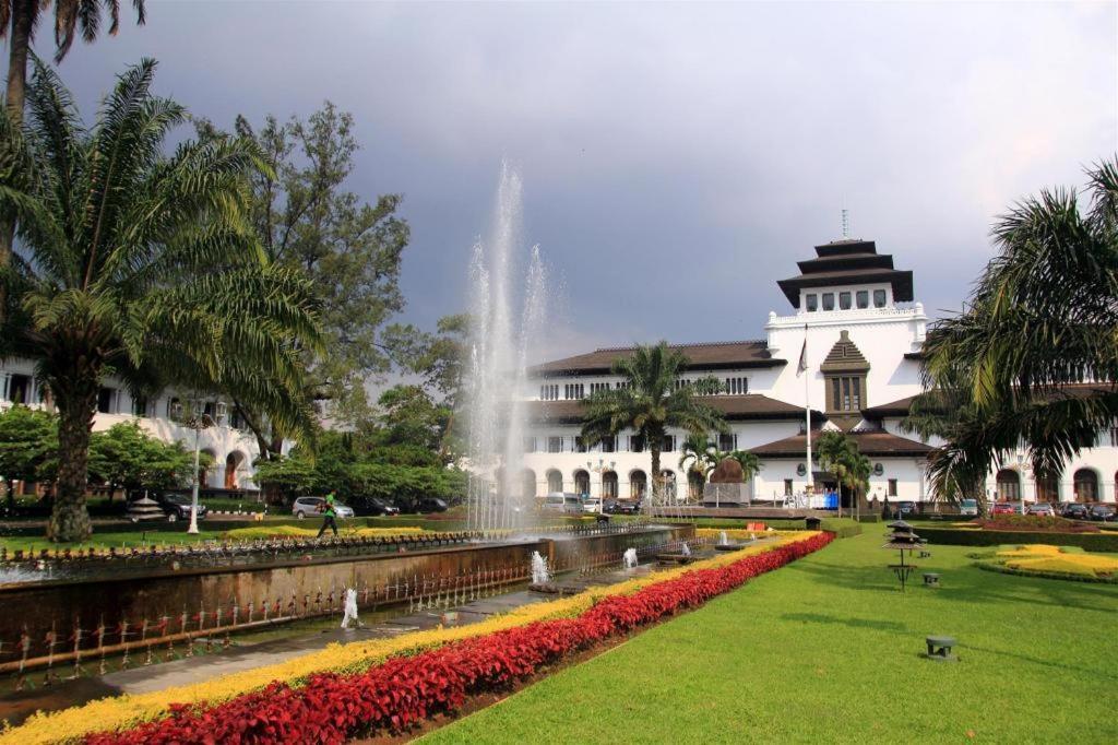 Raffleshom Hotel Bandung Esterno foto
