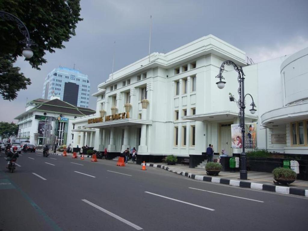 Raffleshom Hotel Bandung Esterno foto